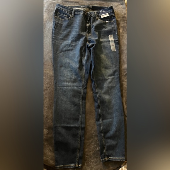 Old Navy Rockstar Super Skinny Jeans Size 14- New with tags! - Picture 2 of 3